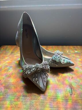 Crystal Bow Silver Pointed-Toe Pumps